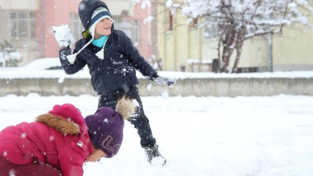 Kar yağışı yurdu esir aldı, 21 ilde okullar tatil edildi