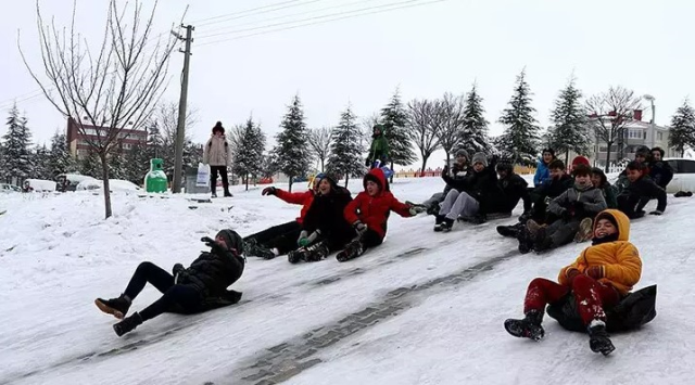 Kar yağışı yurdu esir aldı, 21 ilde okullar tatil edildi