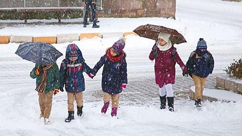 Kar yağışı yurdu esir aldı, 21 ilde okullar tatil edildi