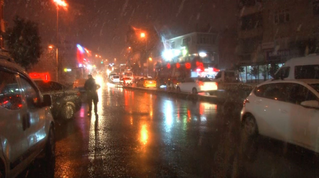 Kartpostallık görüntüler! İstanbul'a lapa lapa kar yağdı