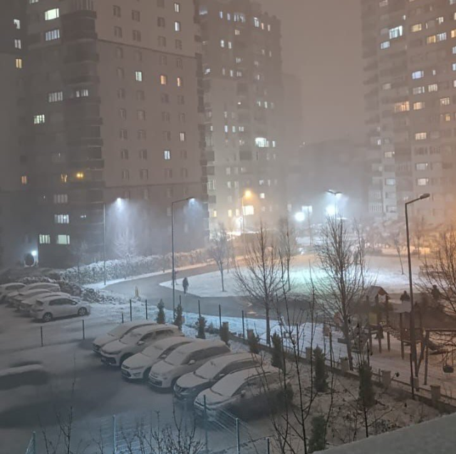 Kartpostallık görüntüler! İstanbul'a lapa lapa kar yağdı