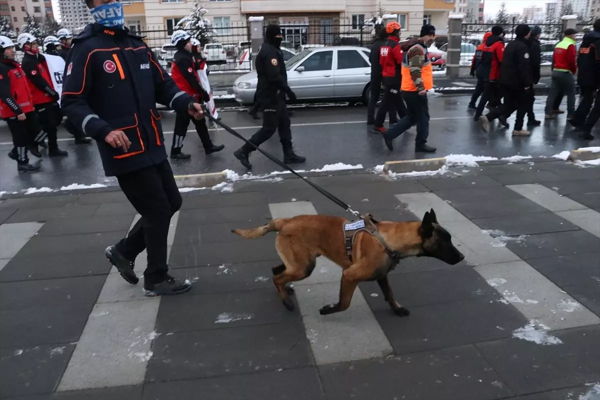 Kayseri\'de Depremde Kaybolanlar İçin Sessiz Yürüyüş