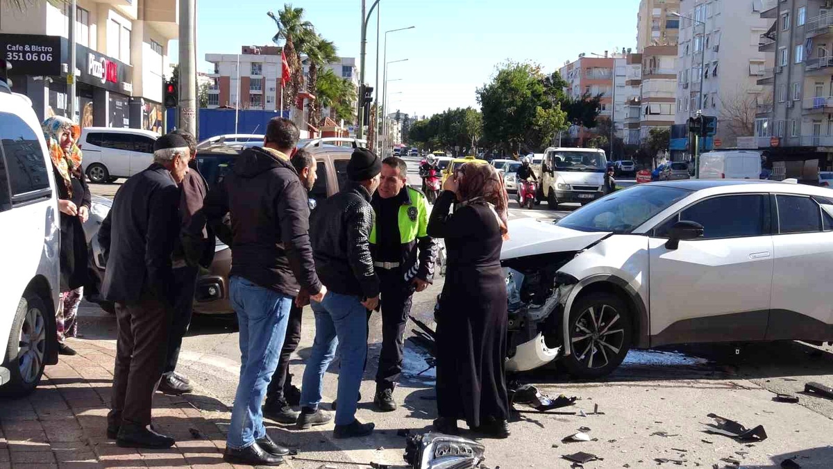Antalya\'da Kırmızı Işık İhlali ile Kaza