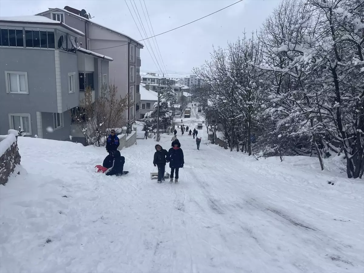 Ladik\'te Çocuklar Karda Eğleniyor