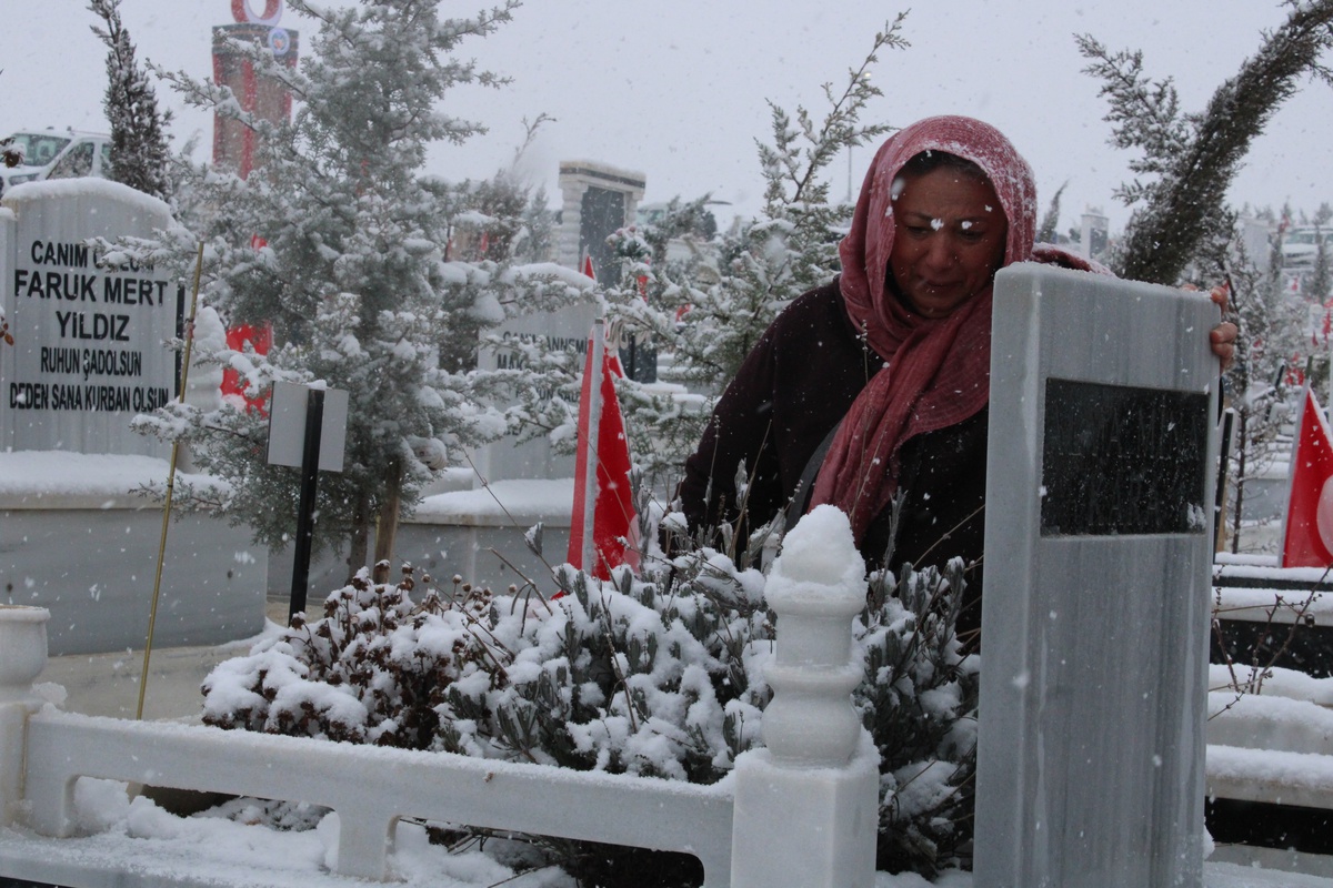 Malatya\'da, depremde ölen yakınlarının mezarlarını ziyaret ettiler