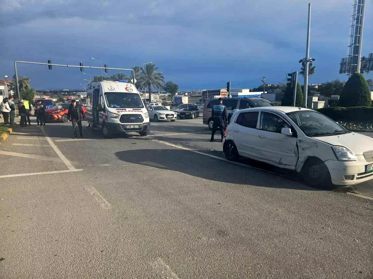 Manavgat\'ta Trafik Kazası: 2 Yaralı