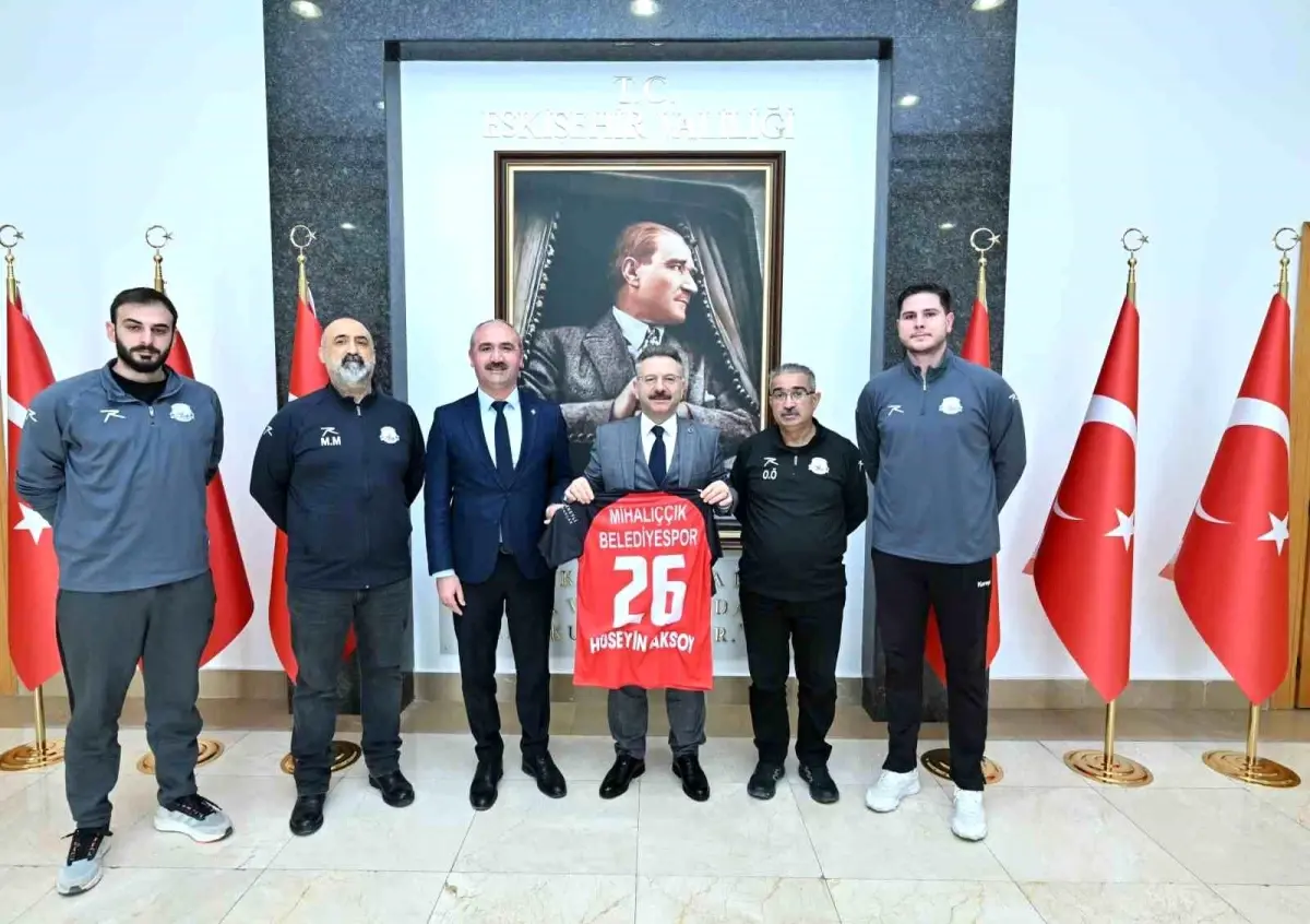 Mihalıççık Belediyespor Hentbol Takımı\'ndan Vali Aksoy\'a Ziyaret