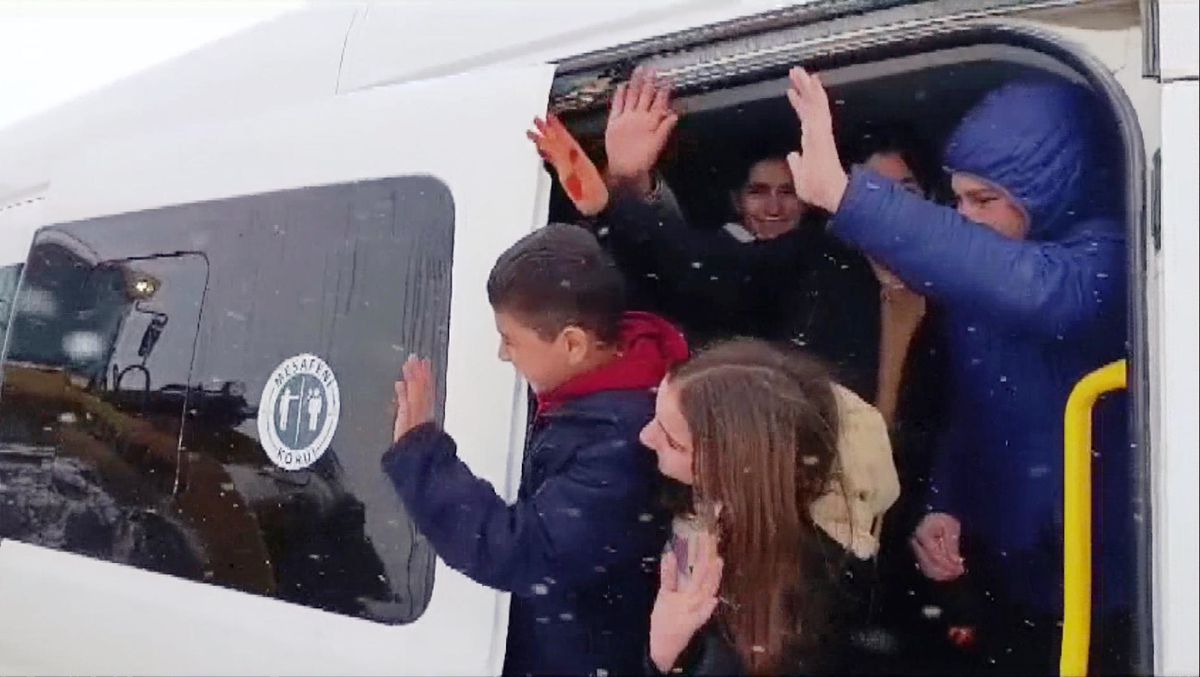 Muş\'ta Kar Yağışı 61 Köy Yolunu Kapatırken, 40 Kişi Mahsur Kaldı