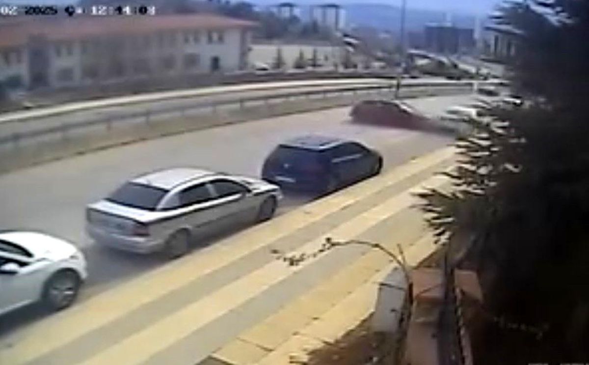 Park halindeki araca çarptı: O anlar kamerada