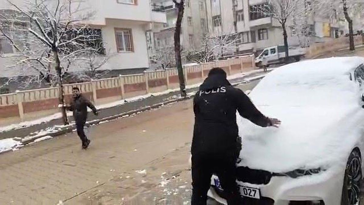 Polisler Çocuklarla Kar Topu Oynadı