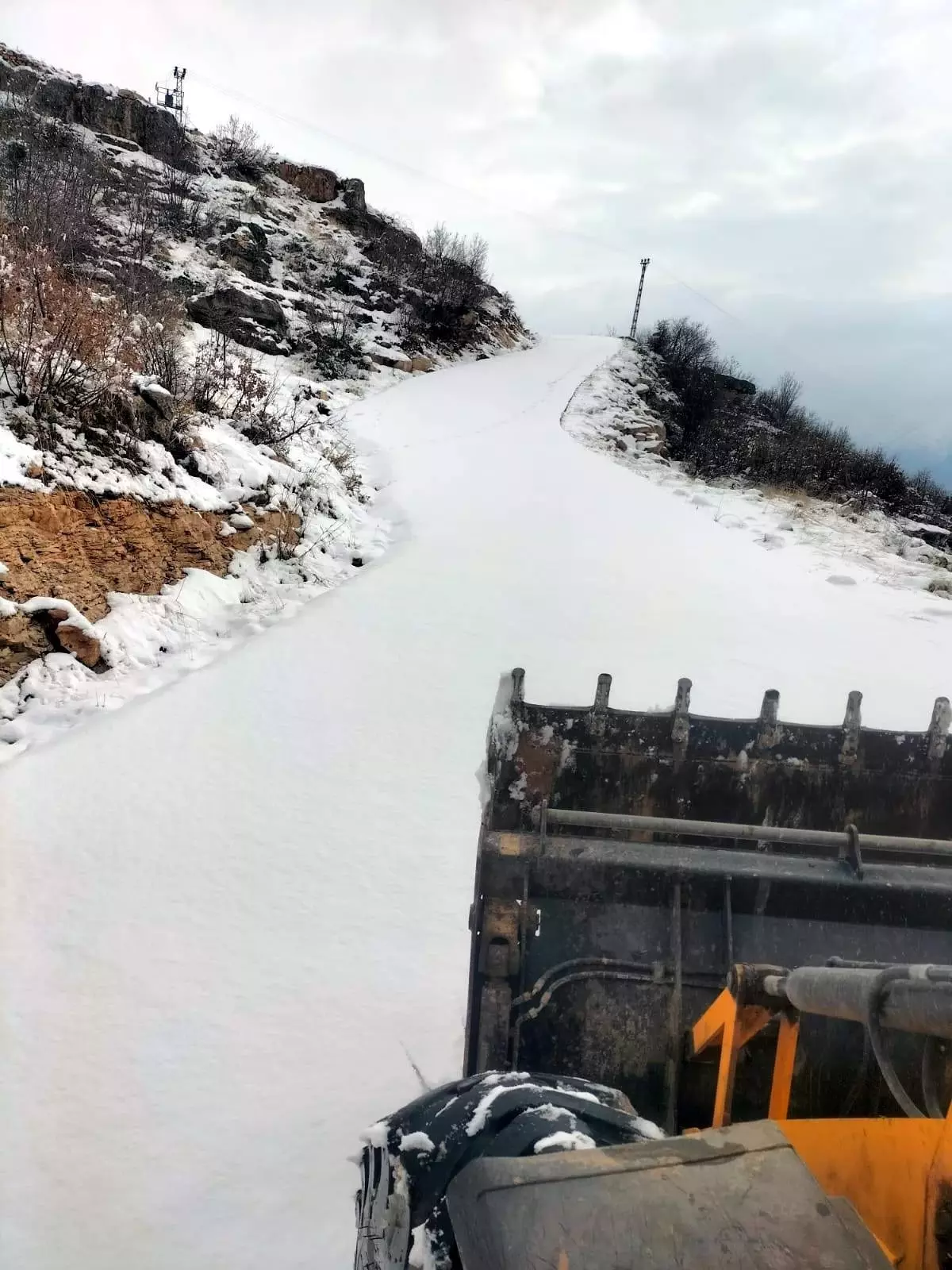 Şırnak ve Siirt\'te Kar Yağışı Yolları Kapattı