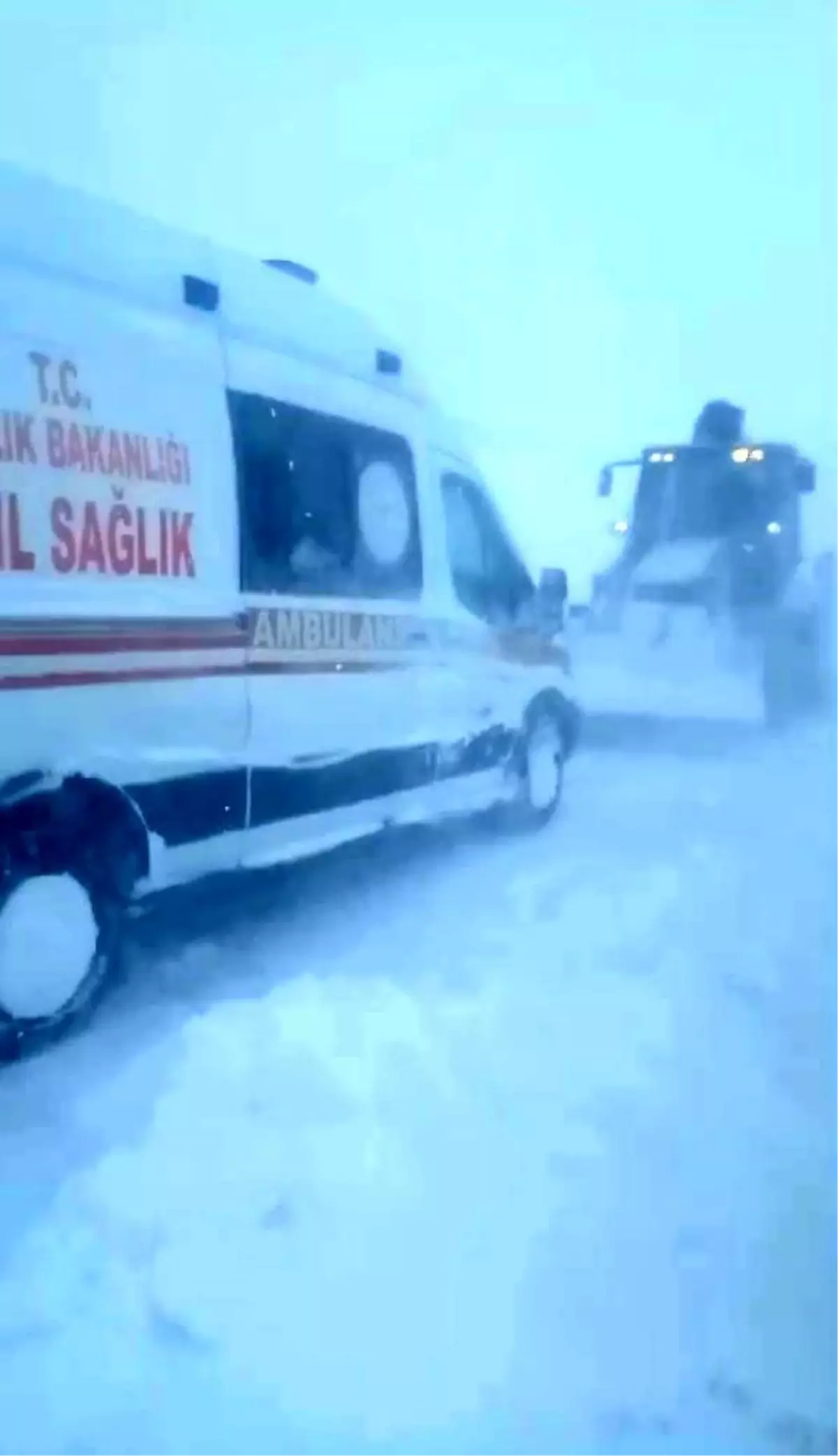 Kayseri\'de Kar Yağışı Ambulansı Mahsur Bıraktı, Belediye Ekipleri Kurtardı