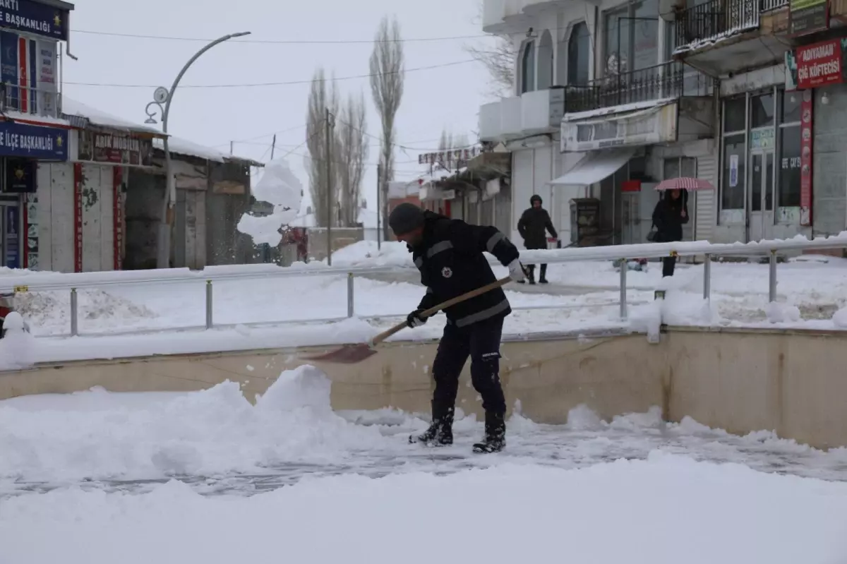 Van\'da Kar Yağışı 60 Yerleşim Yerini Ulaşıma Kapattı