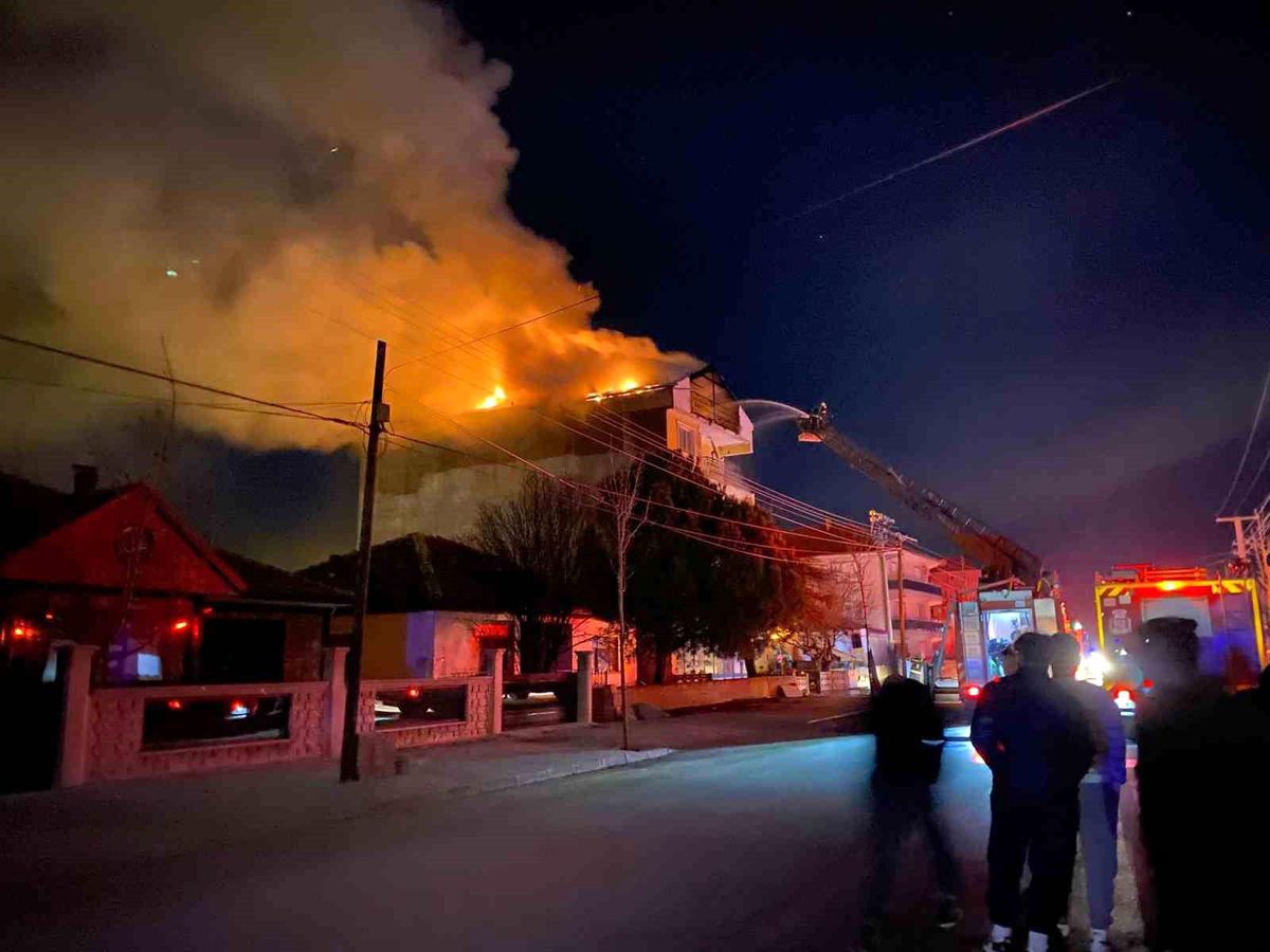 Denizli\'de 4 Katlı Binada Yangın Paniği