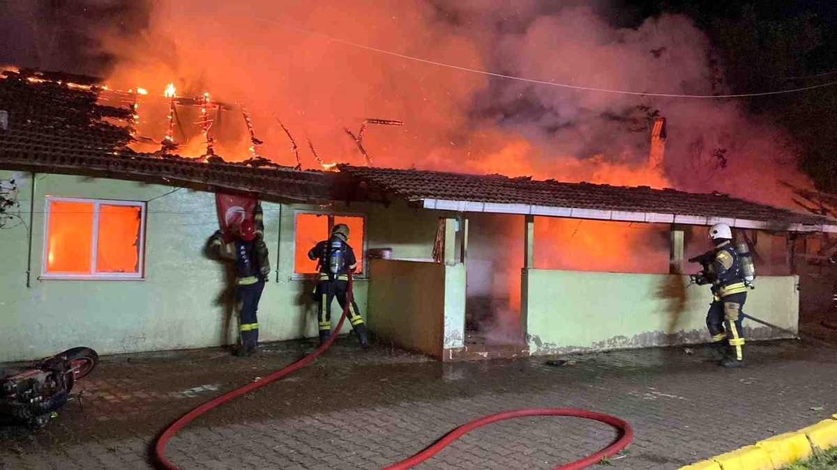 Kocaeli\'de Annesinin Evini Yakan Sanığa 20 Yıl İstemli Cezası