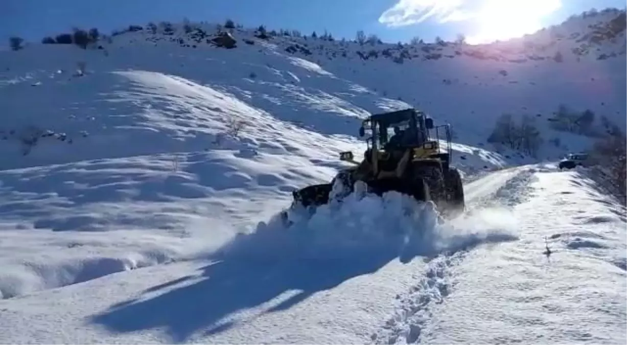 Adıyaman\'da Kar Yağışı Yolu Kapatıyor