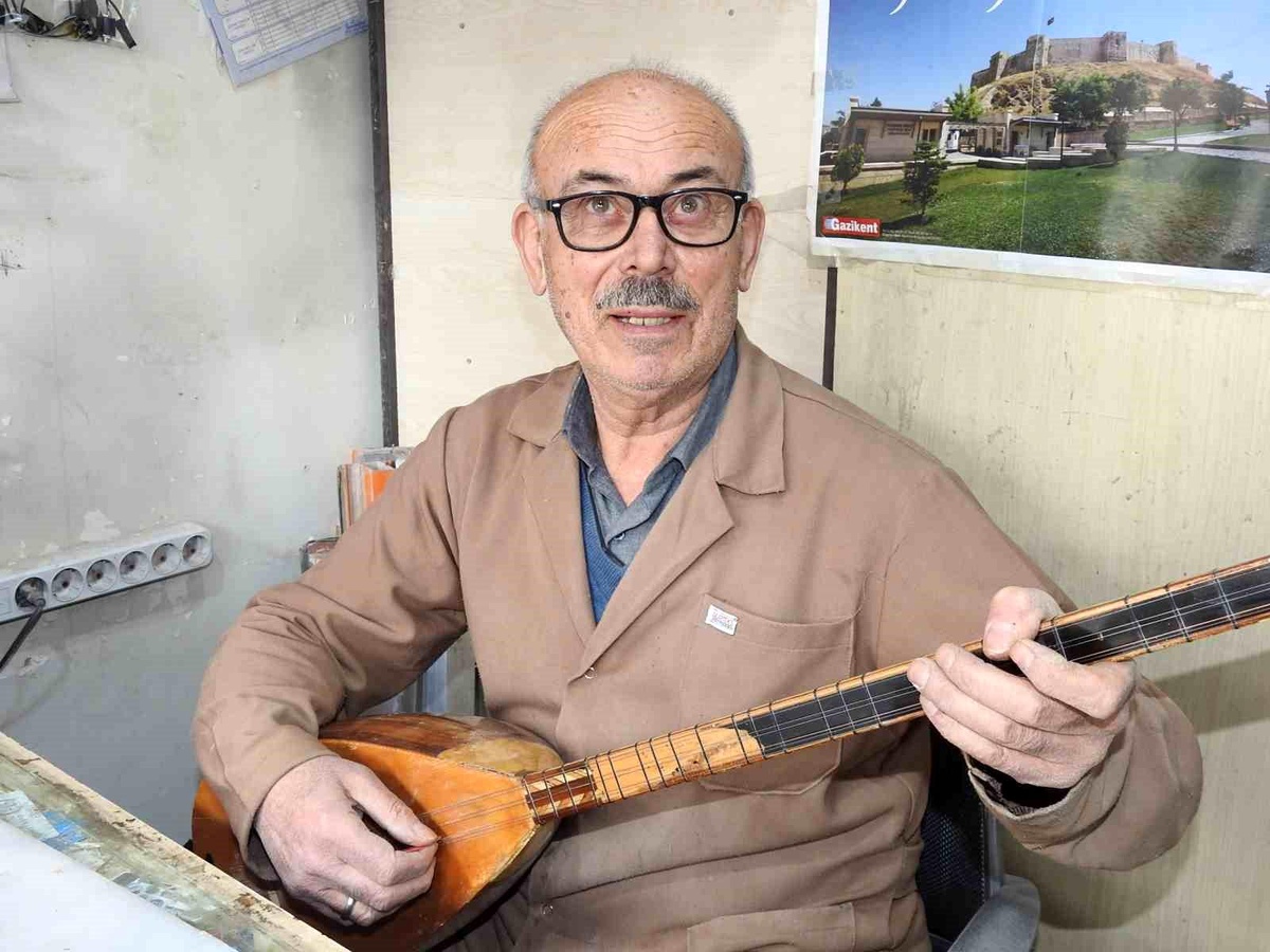 71 Yaşındaki Saz Ustası Rasim Çaparoğlu
