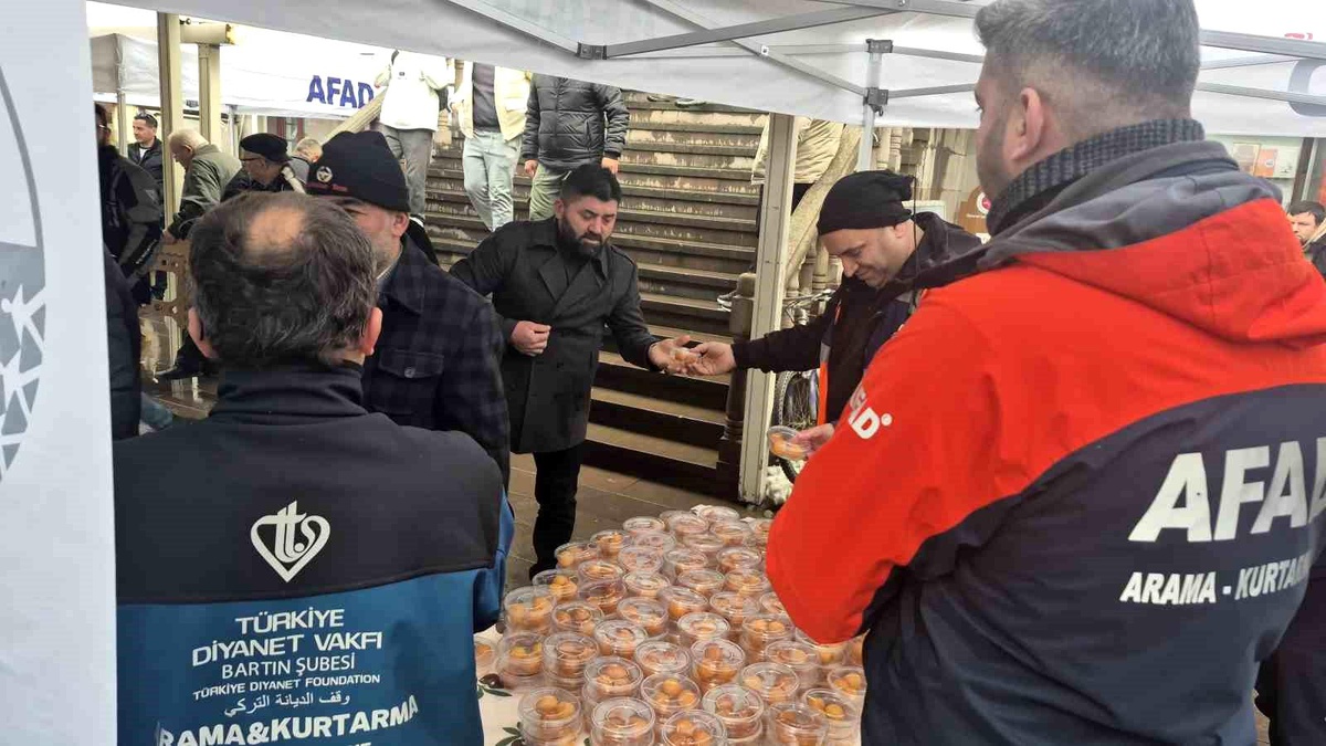 Bartın\'da Kahramanmaraş depremlerinin yıldönümünde lokma dağıtıldı