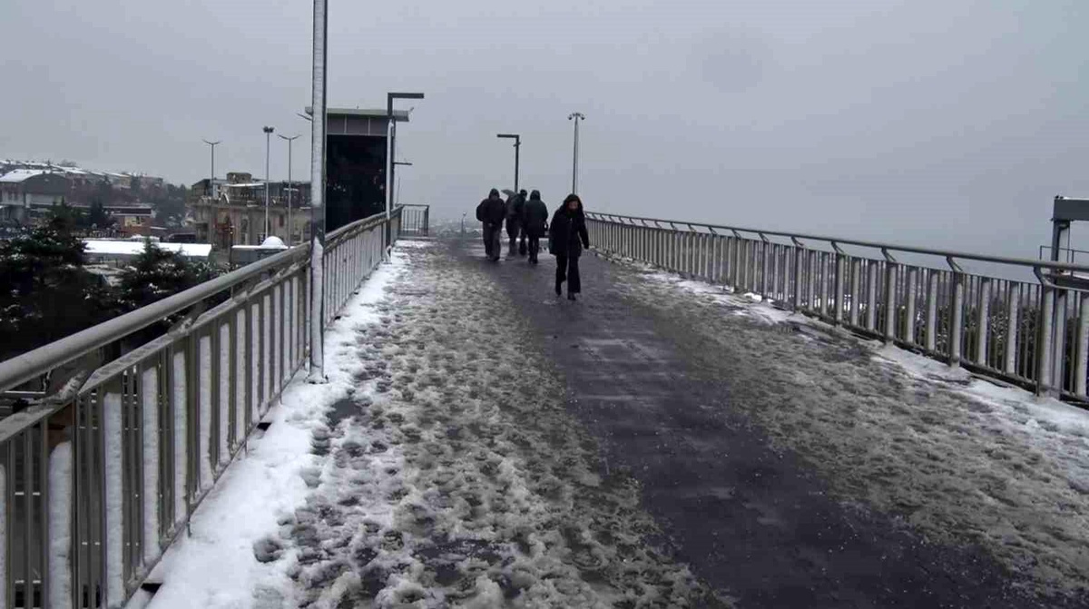 Beylikdüzü\'nde Kar Yağışı Etkili Oldu