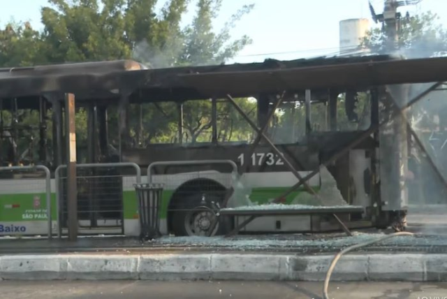 Brezilya'da facia! Uçak trafikteki araçların üzerine düştü