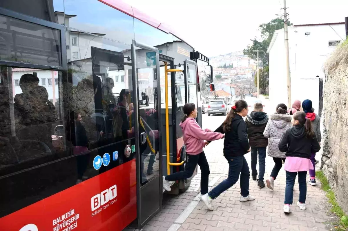 Balıkesir Büyükşehir Belediyesi\'nden Öğrencilere Ulaşım Desteği