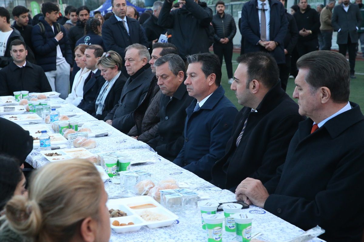 Özgür Özel Hatay\'da Deprem Şehitlerini Andı