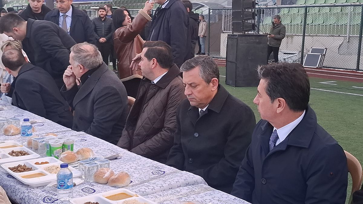 CHP Genel Başkanı Özgür Özel, Deprem Anneleri Korosu Etkinliğine Katıldı
