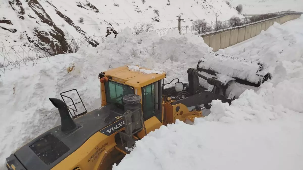 Hakkari\'de Çığ Düşmesi Mezra Yolunu Kapatıp Tekrar Açıldı