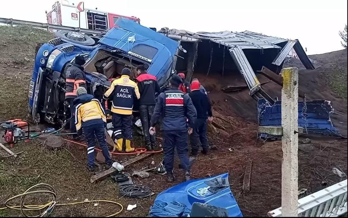 İznik\'te TIR Devrildi: Şoför Ağır Yaralandı