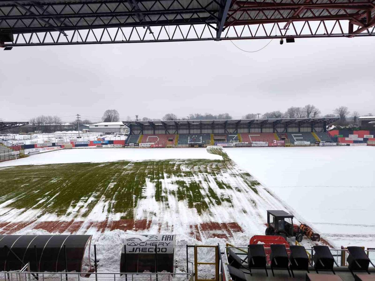 Düzcespor - Elazığ FK Maçı için Stadyum Temizleniyor
