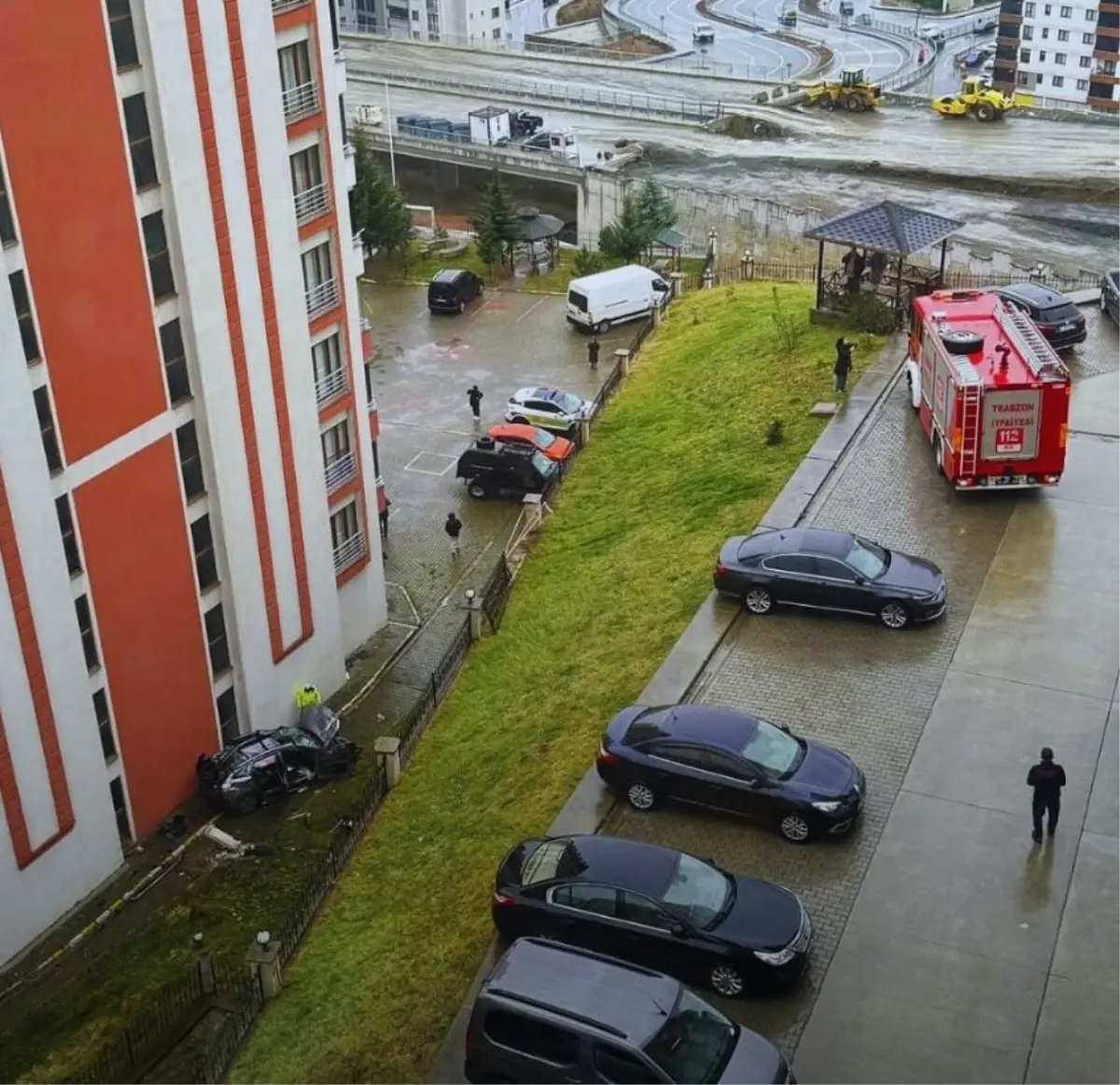 Trabzon\'da Otomobil Sitenin Bahçesine Düştü