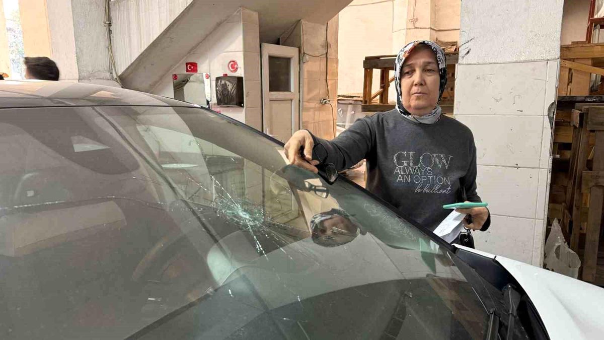 Gaziantep\'te maganda kurşunu park halindeki otomobile isabet etti