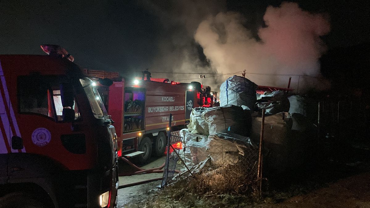 Gebze\'deki Palet Fabrikasında Yangın: 1 İşçi Yaralandı