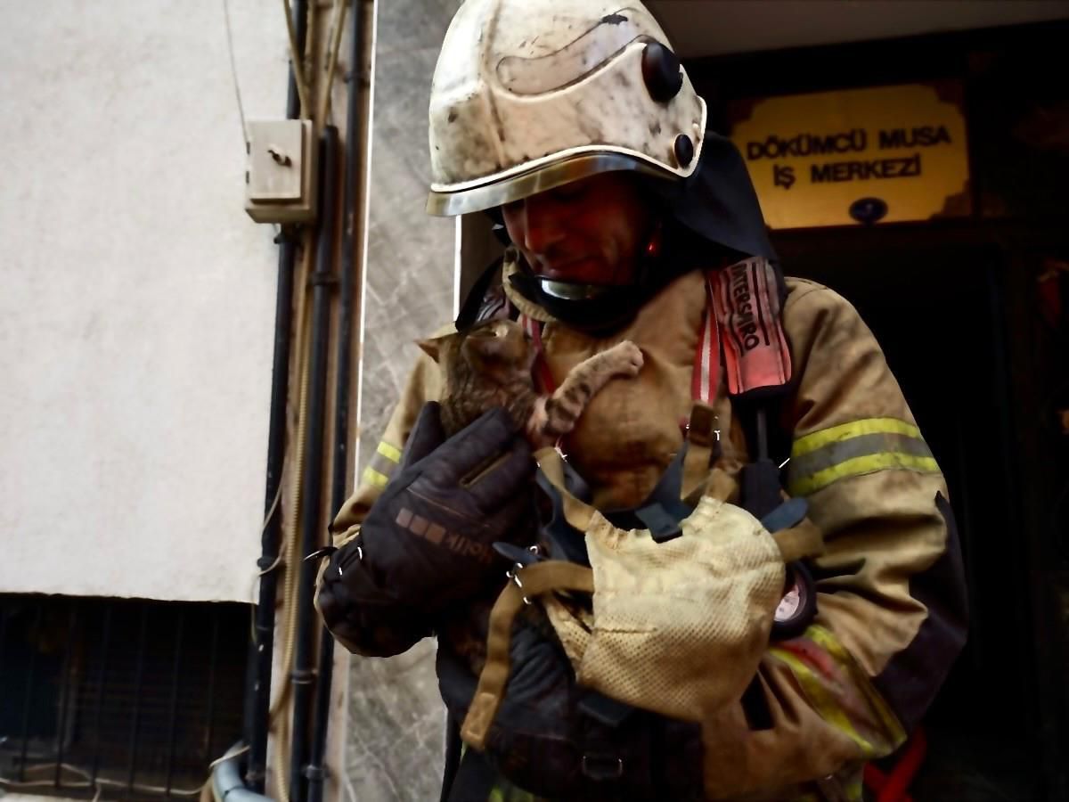 İzmir\'de İş Hanında Yangın: 1 Kişi Dumandan Etkilendi
