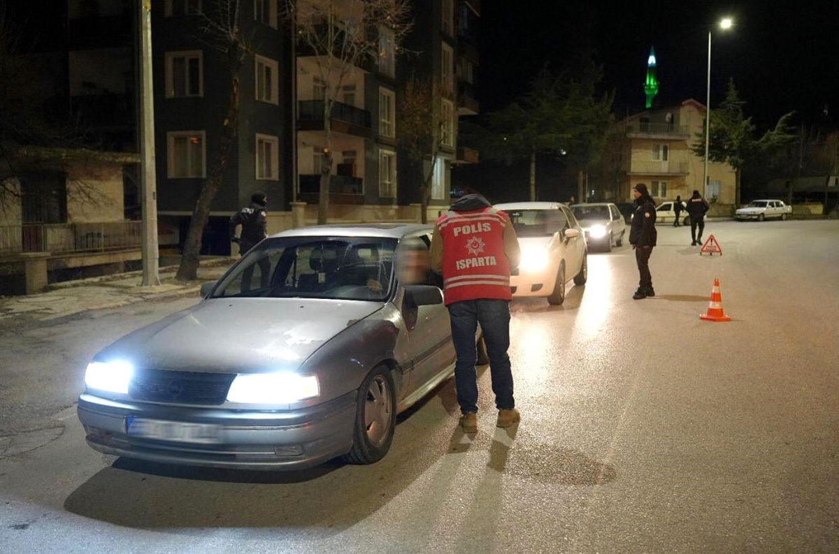 Isparta\'da Trafik Denetimi: 16 Sürücüye Ceza