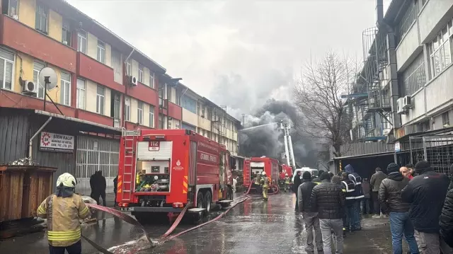 İstanbul'da kauçuk atölyesinde yangın! Dumanlar gökyüzünü kapladı