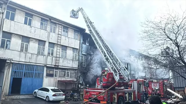 İstanbul'da kauçuk atölyesinde yangın! Dumanlar gökyüzünü kapladı