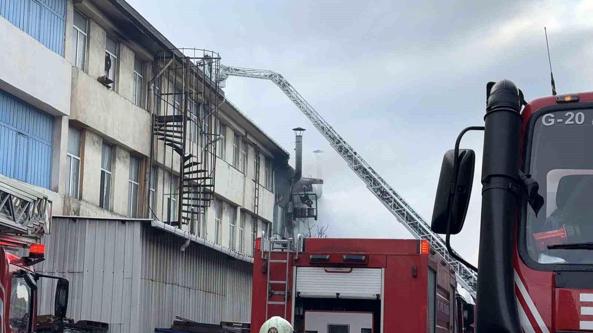 Başakşehir\'de Kauçuk İmalathanesinde Yangın