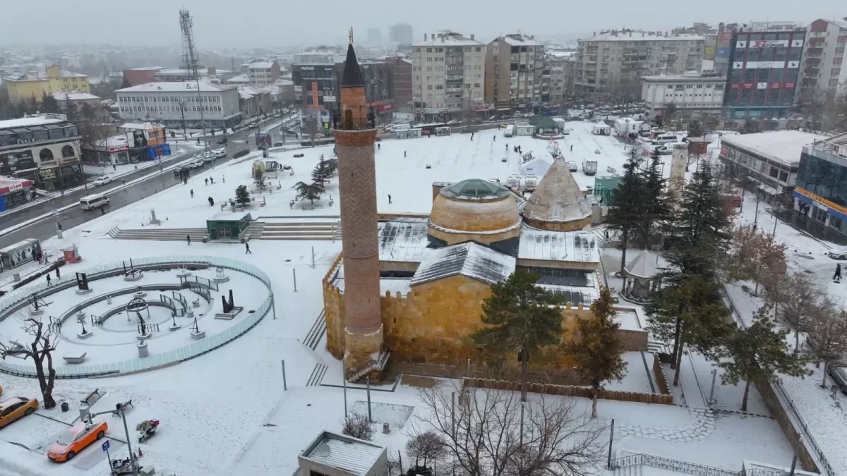 Kırşehir\'de Kar Yağışı Kenti Beyaza Bürüdü