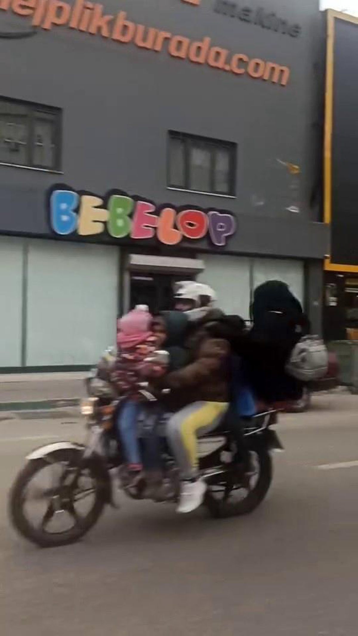 Bursa\'da 6 Kişilik Aile Tehlikeli Motosiklet Yolculuğu Yaptı