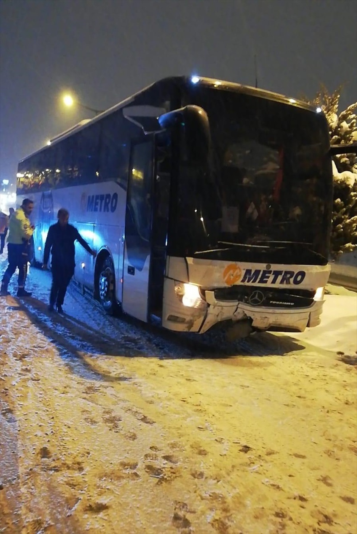 Nevşehir\'de Otobüs ile Otomobil Çarpıştı