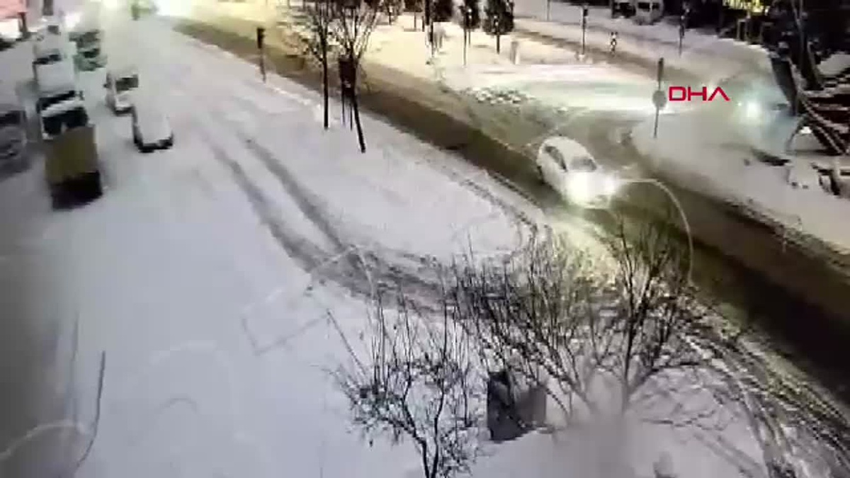 Nevşehir\'de Otobüs ve Otomobil Çarpıştı