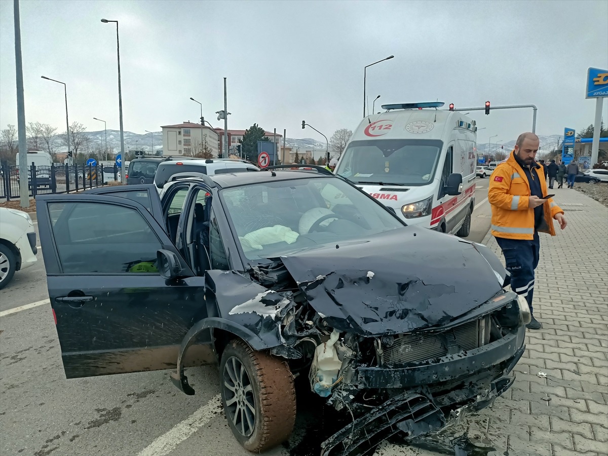 Bingöl\'de Trafik Kazası: 2 Yaralı