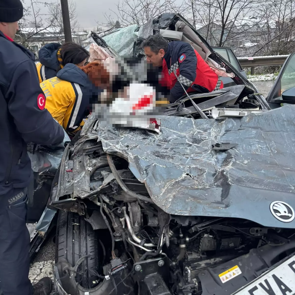 Sapanca'da tıra çarpan otomobilde bir ölü, üç yaralı