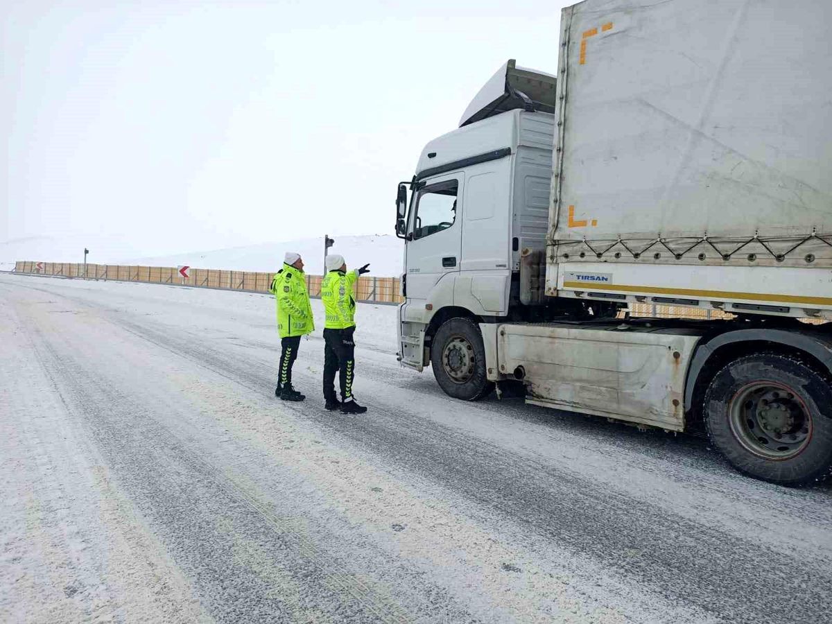 Erzincan\'da Yoğun Kar Nedeniyle Araçlara Yardım
