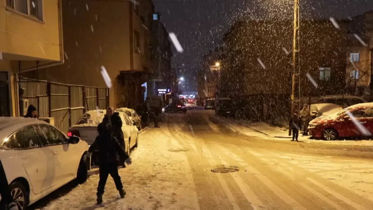 İstanbul\'da Kar Yağışı: Çocuklar Bahara Hazırlanıyor