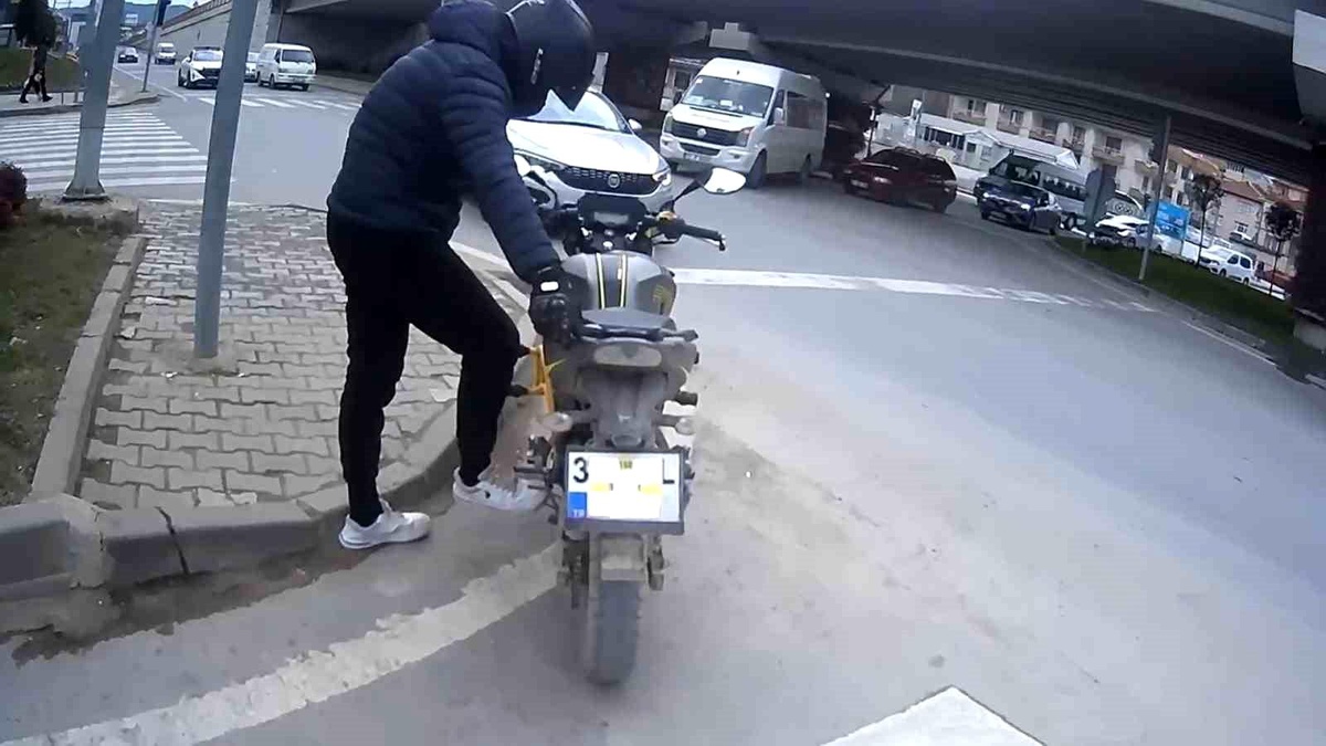 Yalova\'da Kaldırımda Motosiklet Süren Sürücü Yakalandı