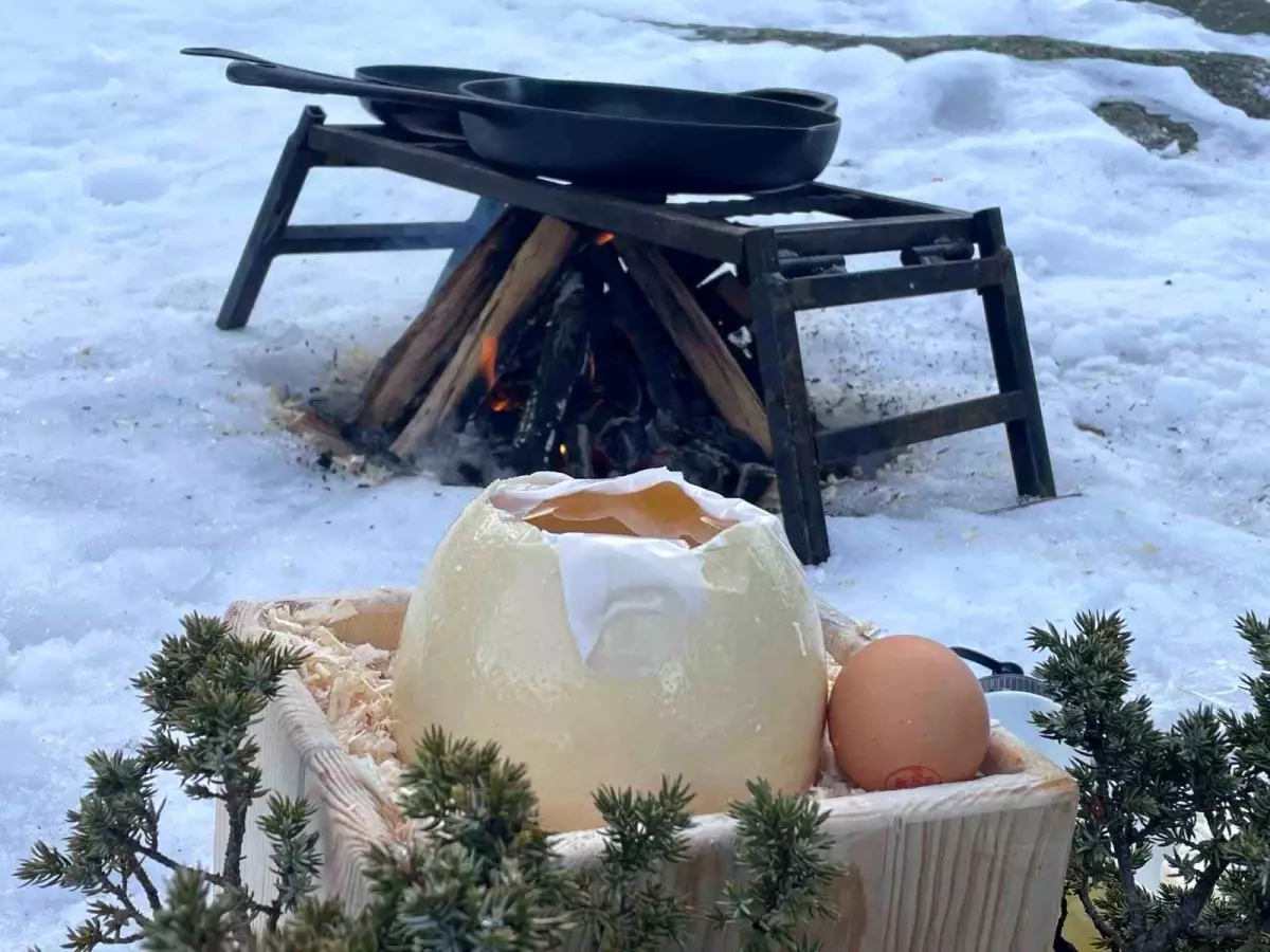 Uludağ\'da Deve Kuşu Yumurtası Pişirdi