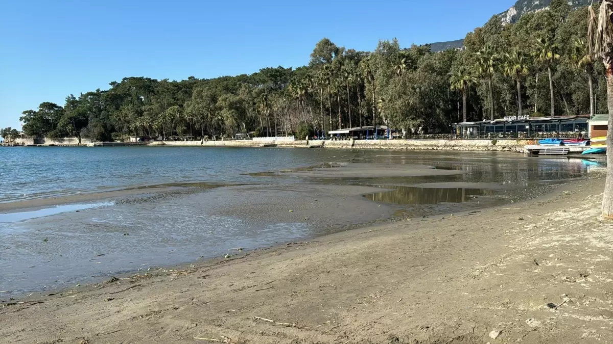 Akyaka\'da Deniz Suyu 30 Metre Çekildi, Uzmanlar Endişeye Gerek Yok Dedi