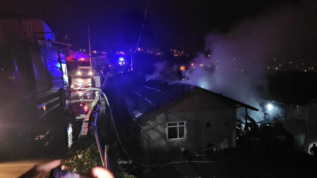 Zonguldak\'ta Alkolün Etkisiyle Çıkan Yangında 3 Kişi Dumandan Etkilendi